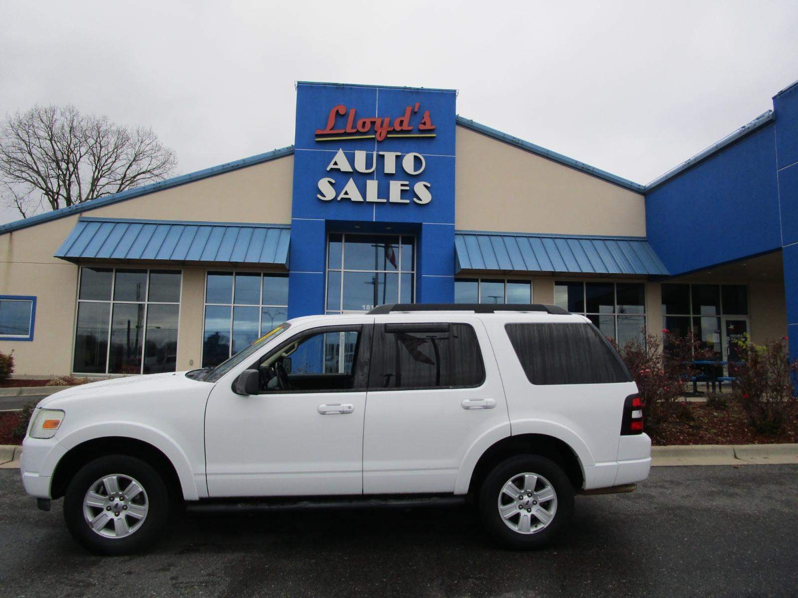 2010 WHITE Ford Explorer XLT 4.0L 2WD (1FMEU6DE1AU) with an 4.0L V6 SOHC 16V engine, 5-Speed Automatic transmission, located at 1814 Albert Pike Road, Hot Springs, AR, 71913, (501) 623-1717, 34.494228, -93.094070 - Photo #0